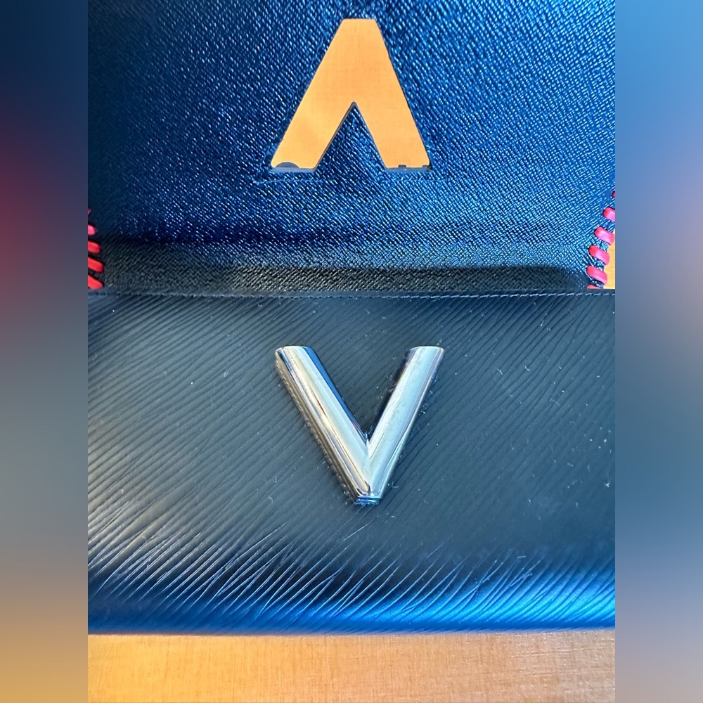 100% Authentic Louis Vuitton Special Edition Epi Leather Wallet - Picture 8 of 12